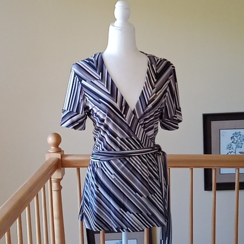 BCBGMaxAzria BCBG wrap style stripe quarter sleeve stretchy blouse top